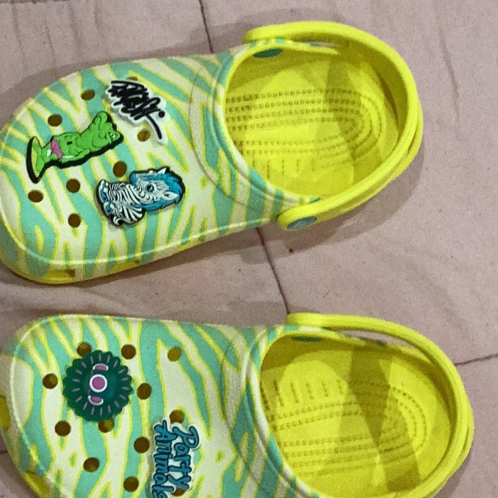 YELLOW CROCS
